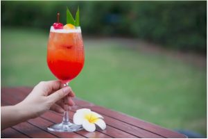 бокал в руке девушки